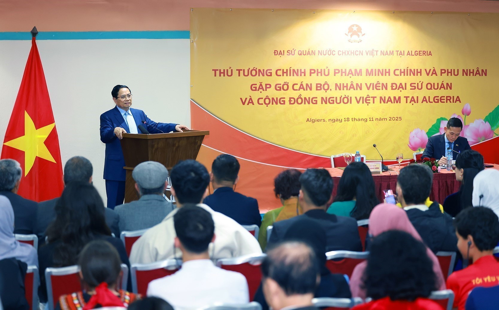 vna-potal-thu-tuong-va-phu-nhan-gap-cong-dong-nguoi-viet-nam-tai-algeria-8417099.jpg